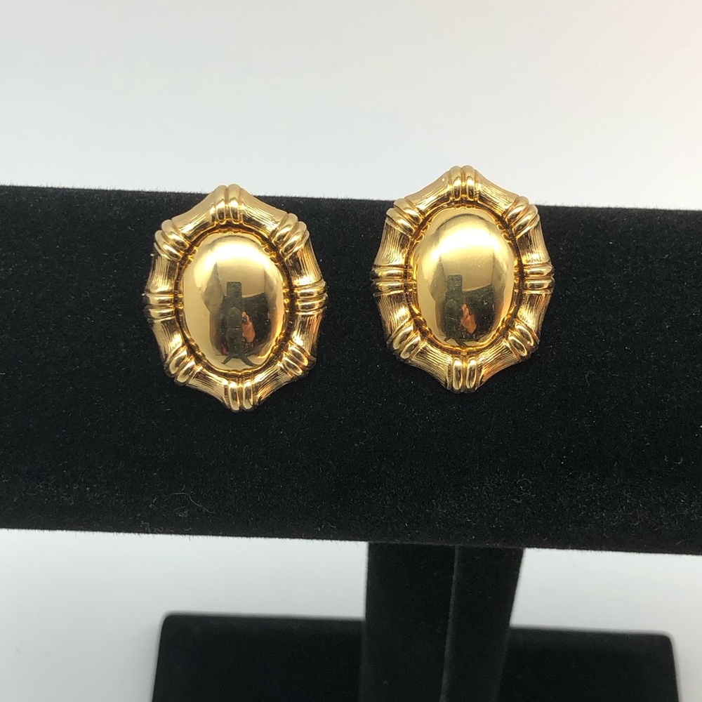 GoldTone pierced Earring Excellent Condition.